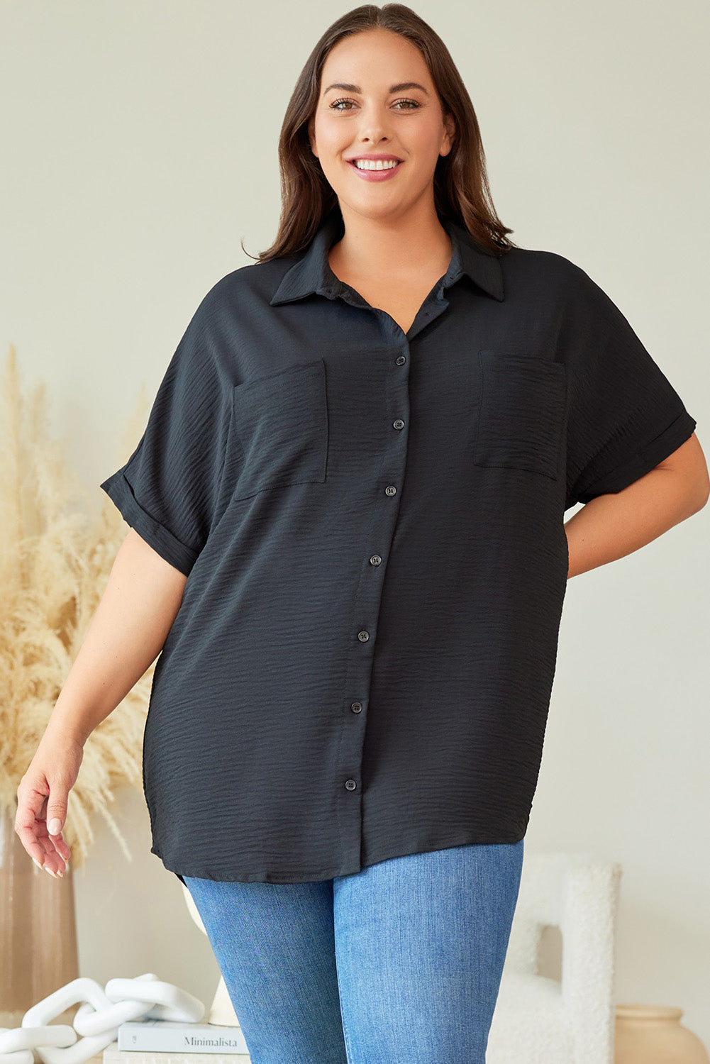 Chemise noire texturée froissée à manches courtes de grande taille