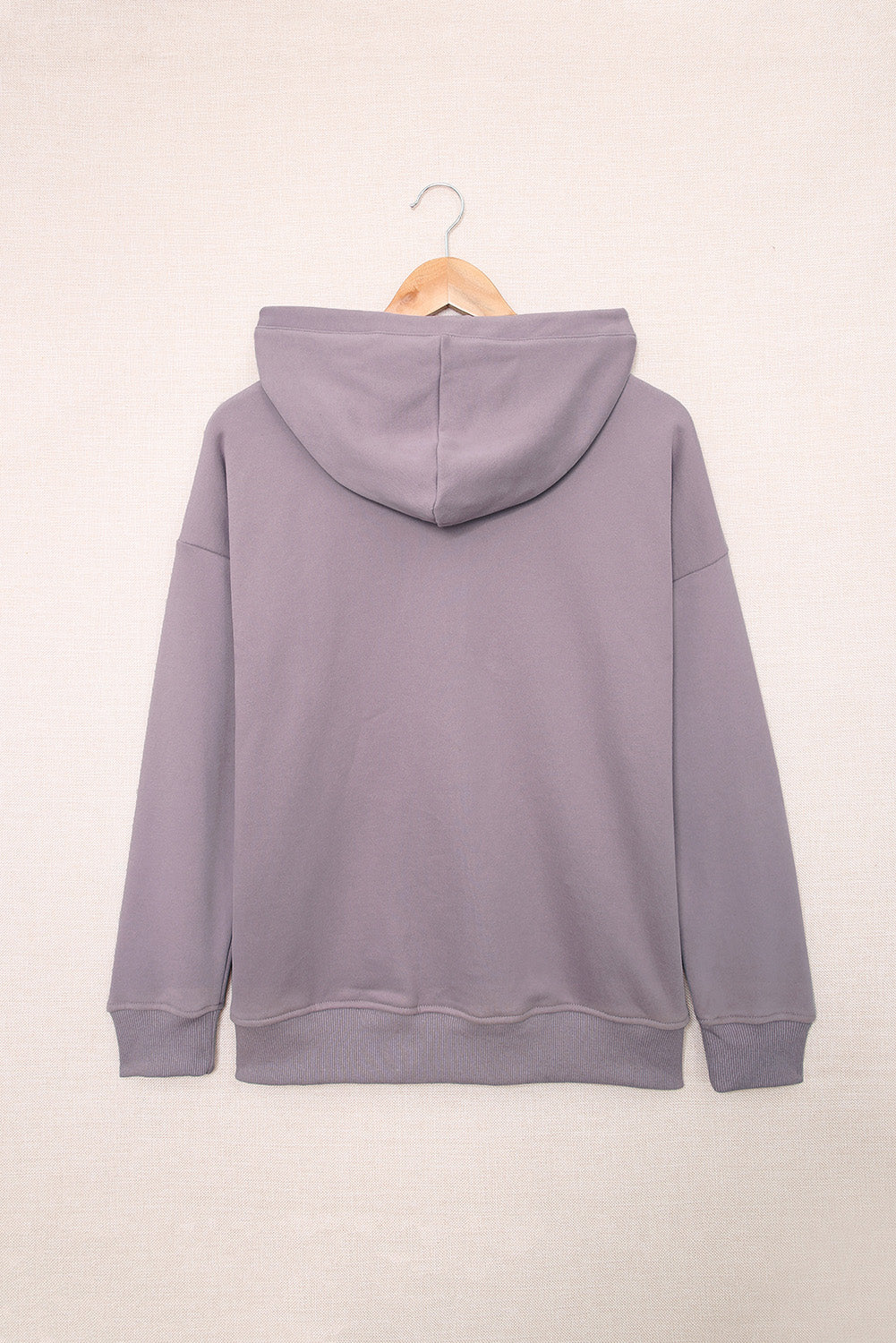 Sweat à capuche violet avec bouton-pression et poche