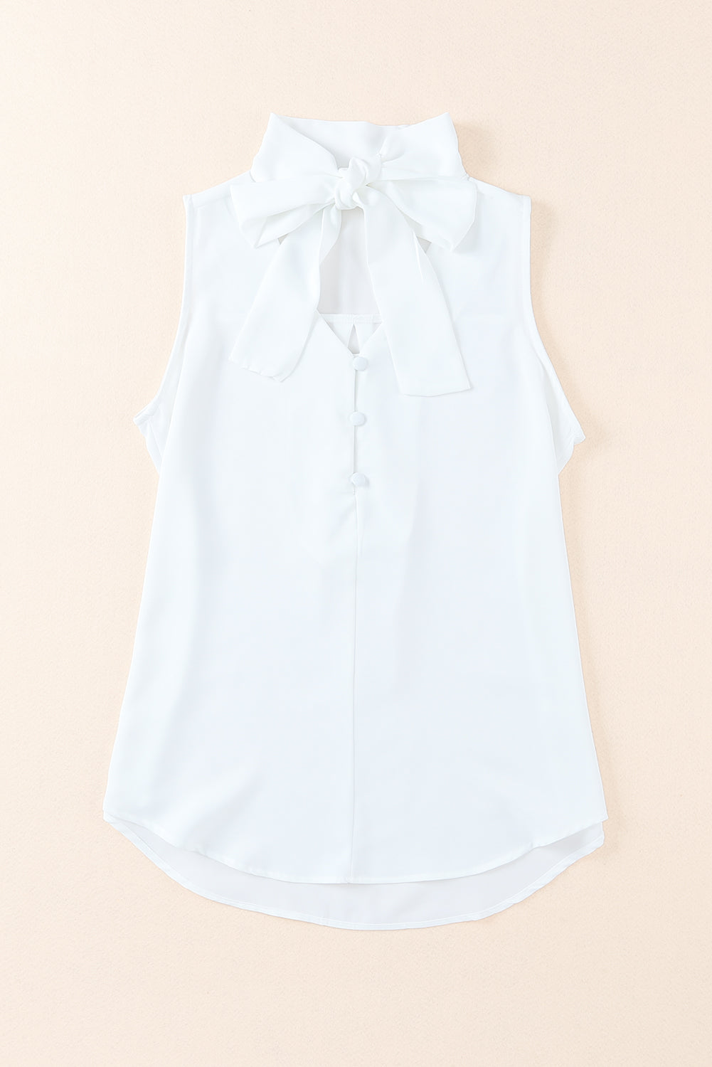 Chemise blanche sans manches à col en V et nœud papillon