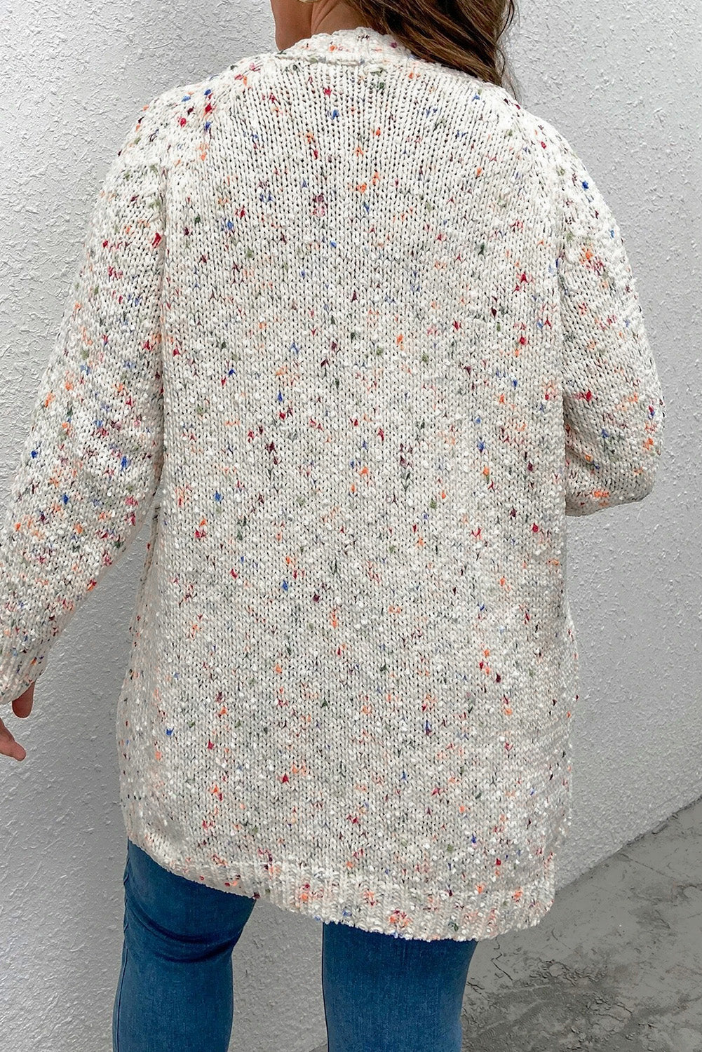 Pull col rond en tricot torsadé beige à pois colorés