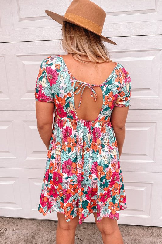 Robe multicolore à manches courtes et imprimé floral, nouée au dos