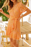 Robe courte orange en dentelle florale à col en V et manches flottantes