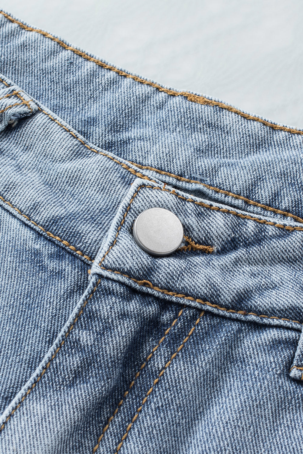 Short en jean effet vieilli à pampilles et strass bleu ciel