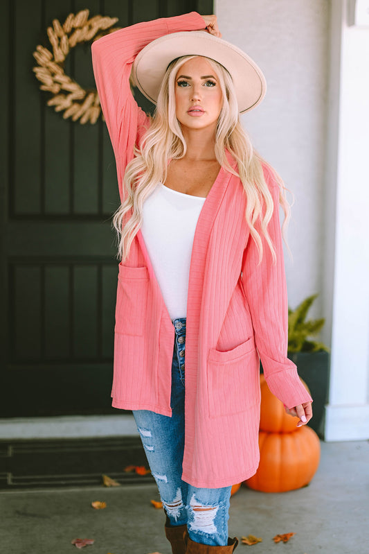 Cardigan en tricot rose ouvert avec poches sur le devant