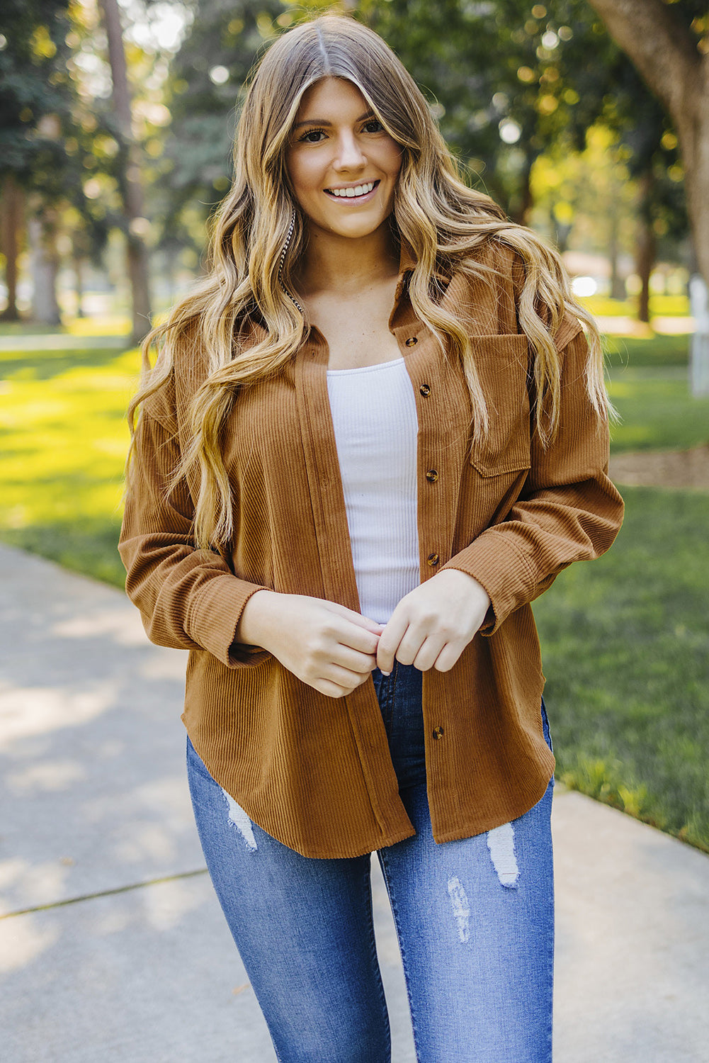 Chemise marron à poche boutonnée en velours côtelé