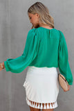 Blouse verte à col rond et manches longues bouffantes en satin