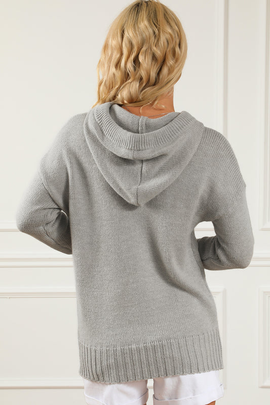 Pull à capuche gris avec cordon de serrage et col bénitier