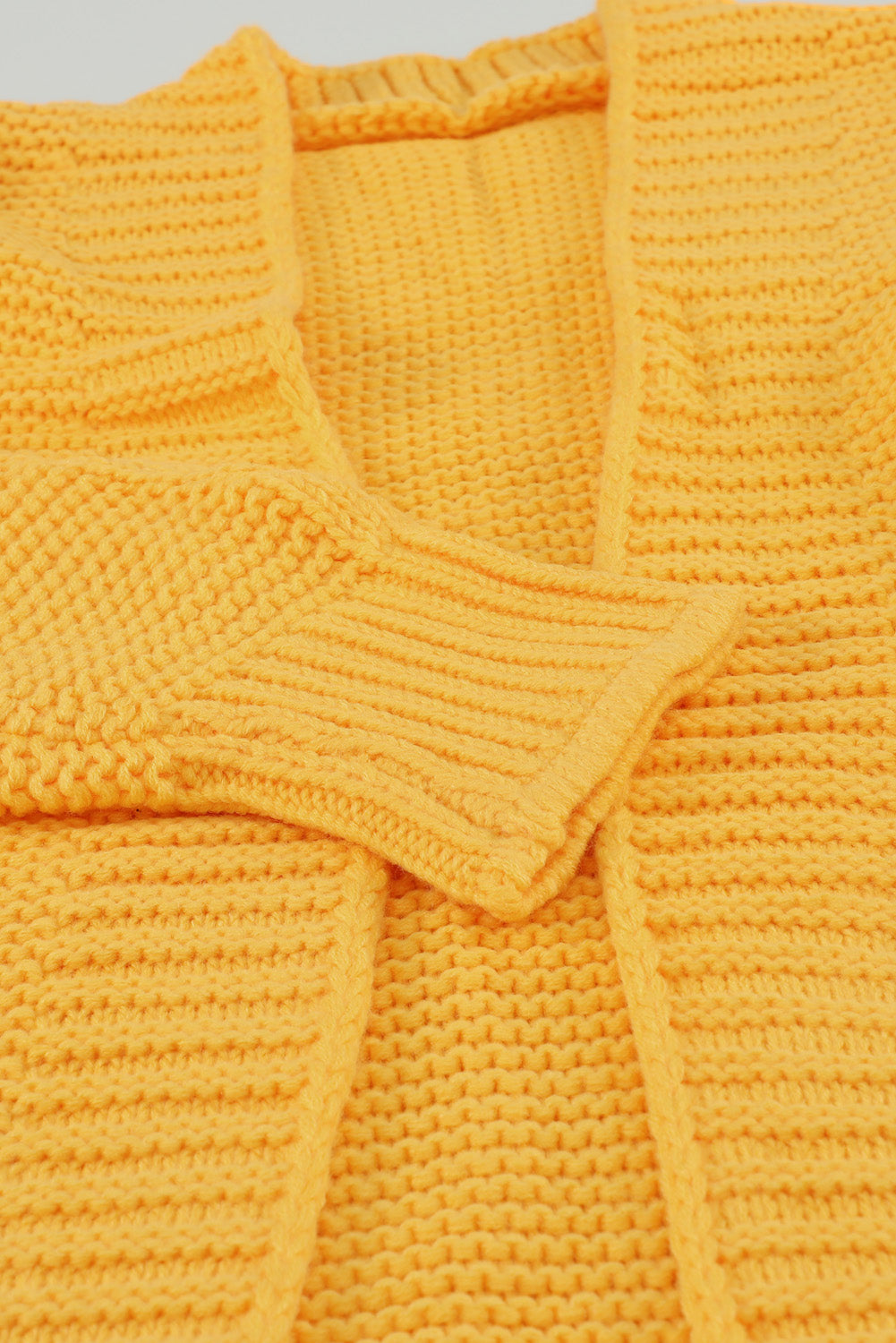 Cardigan jaune en grosse maille ouvert sur le devant