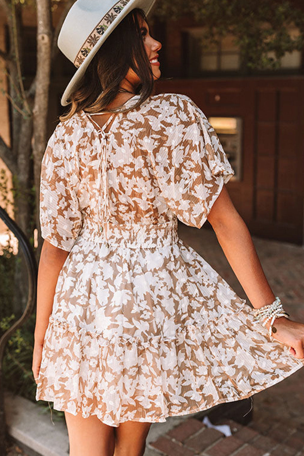 Mini-robe smockée à imprimé floral et taille haute, décolleté en V profond rose