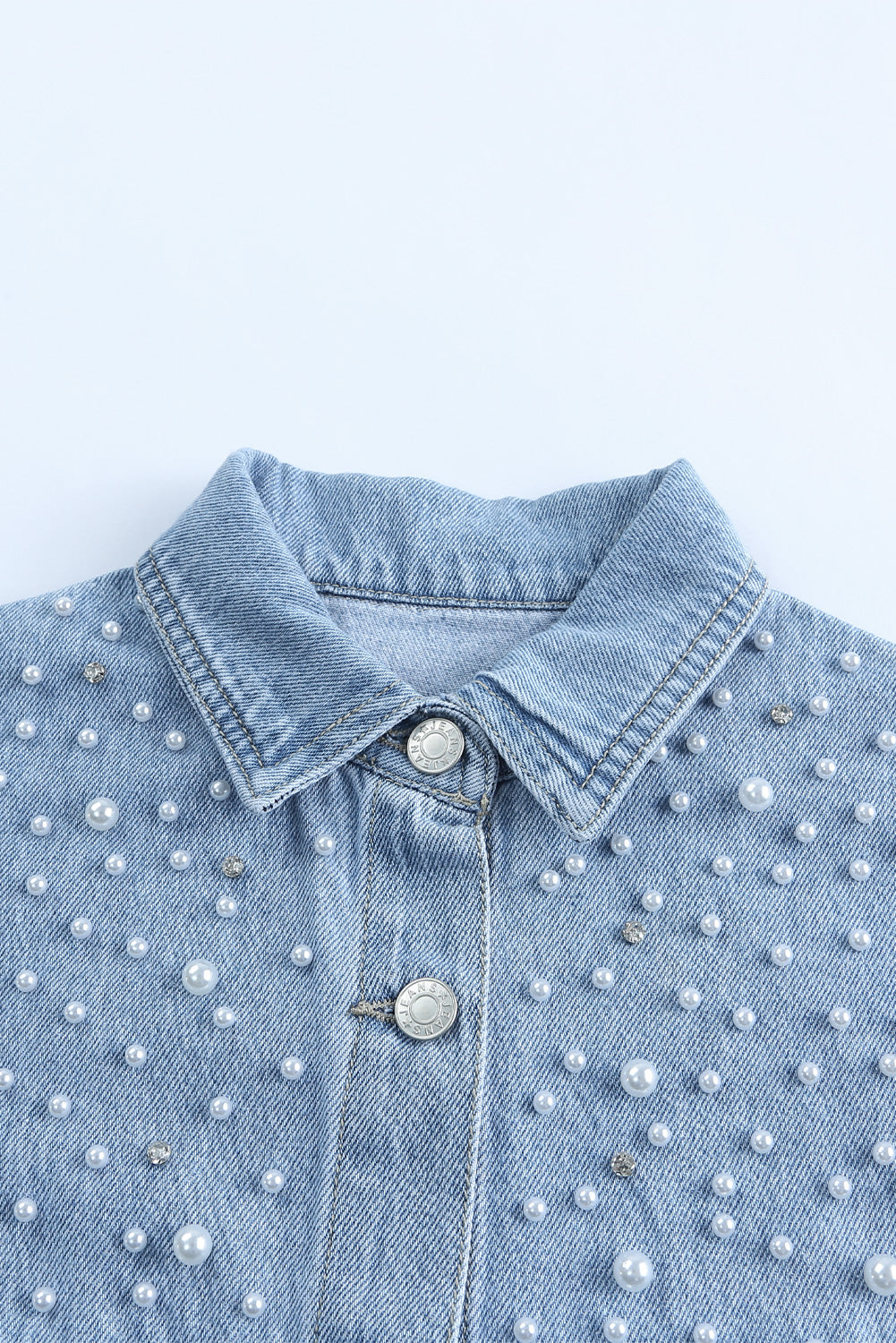 Veste en jean bleu ciel avec perles et strass