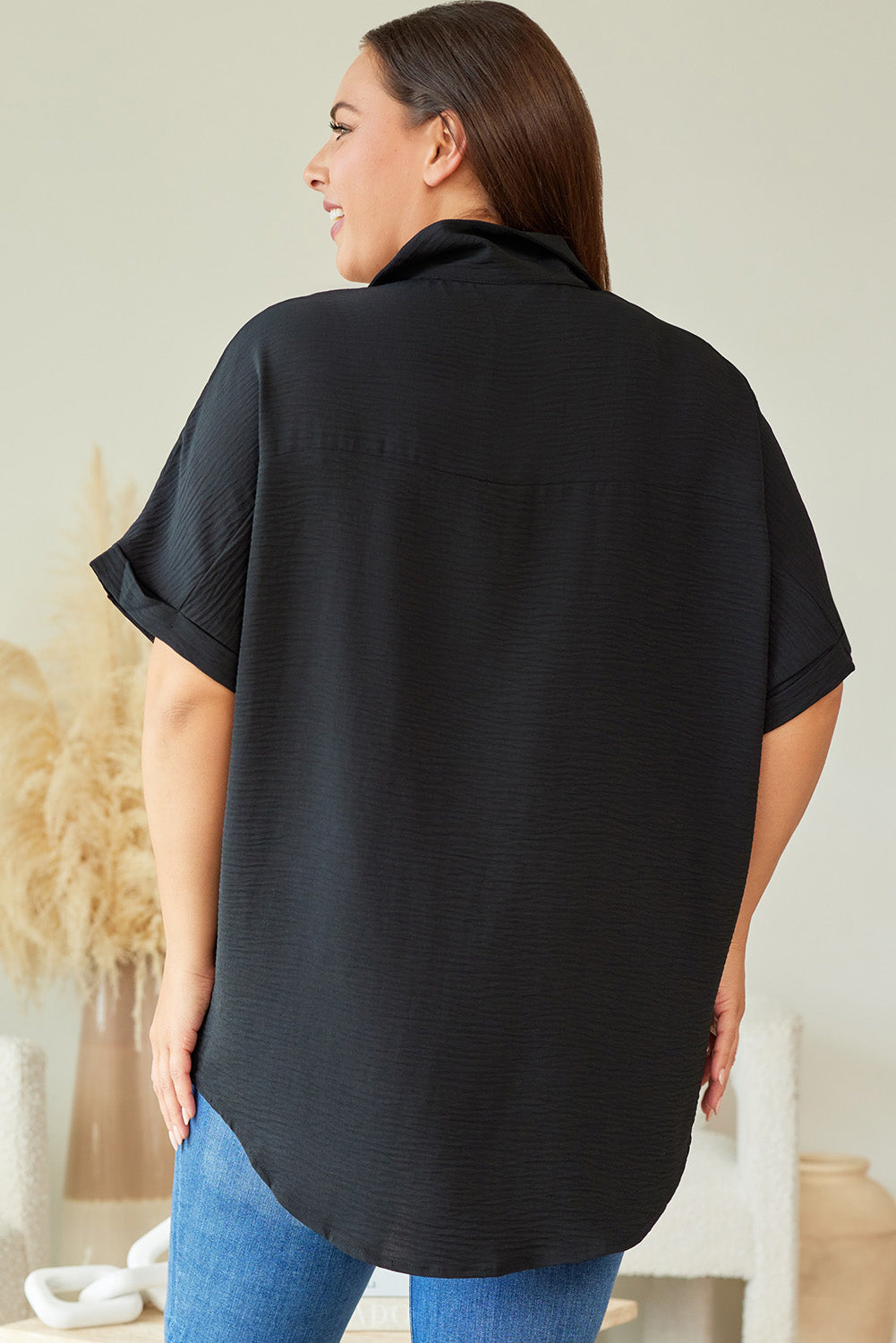 Chemise noire texturée froissée à manches courtes de grande taille