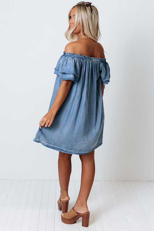 Robe en chambray bleu ciel à épaules dénudées et manches à volants