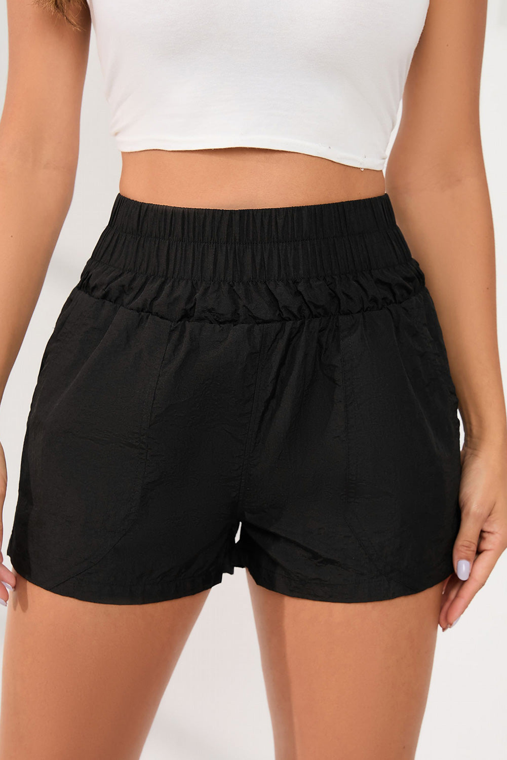 Short noir taille haute élastique avec poches latérales