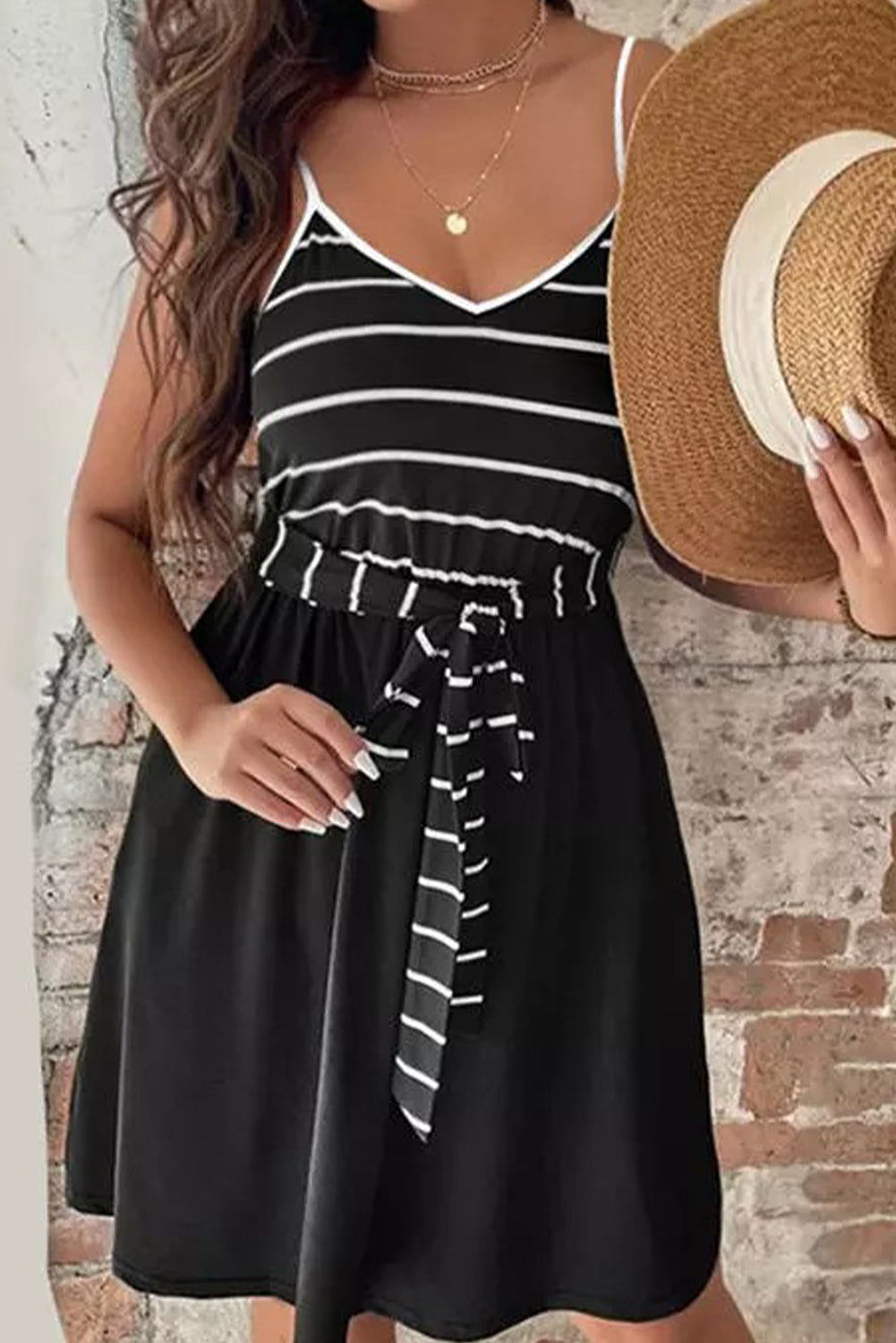 Robe caraco rayée noire à bretelles spaghetti avec ceinture