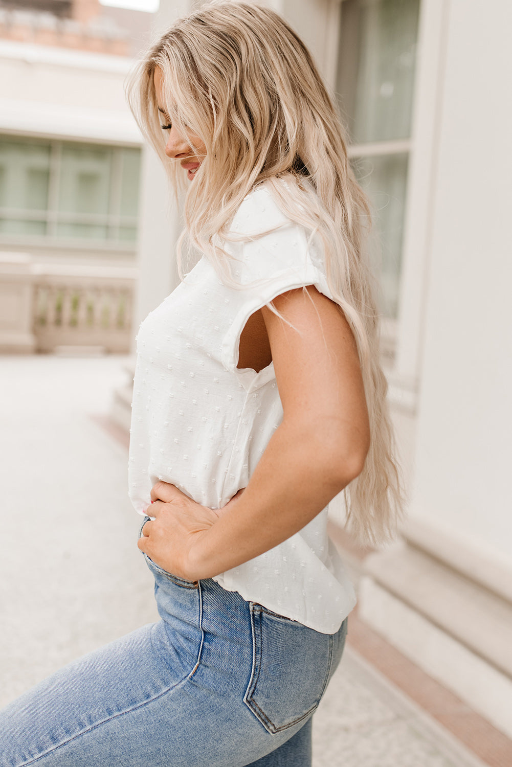 Haut blanc en dentelle à pois et manches à revers