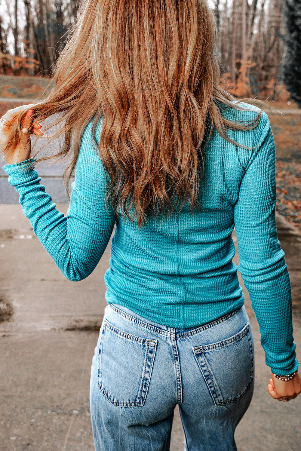 Haut Henley boutonné à manches longues en tricot gaufré bleu ciel