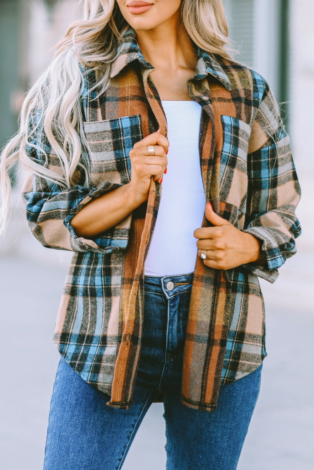 Chemise boutonnée à carreaux marron avec poches