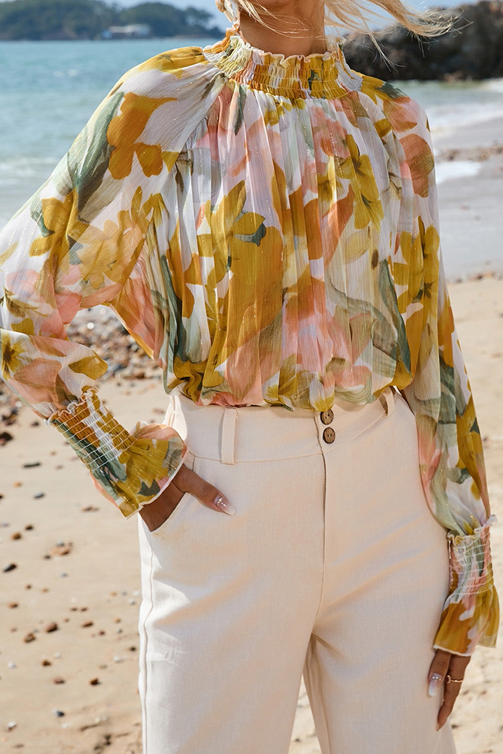 Blouse jaune à imprimé floral et manches volantées à col montant