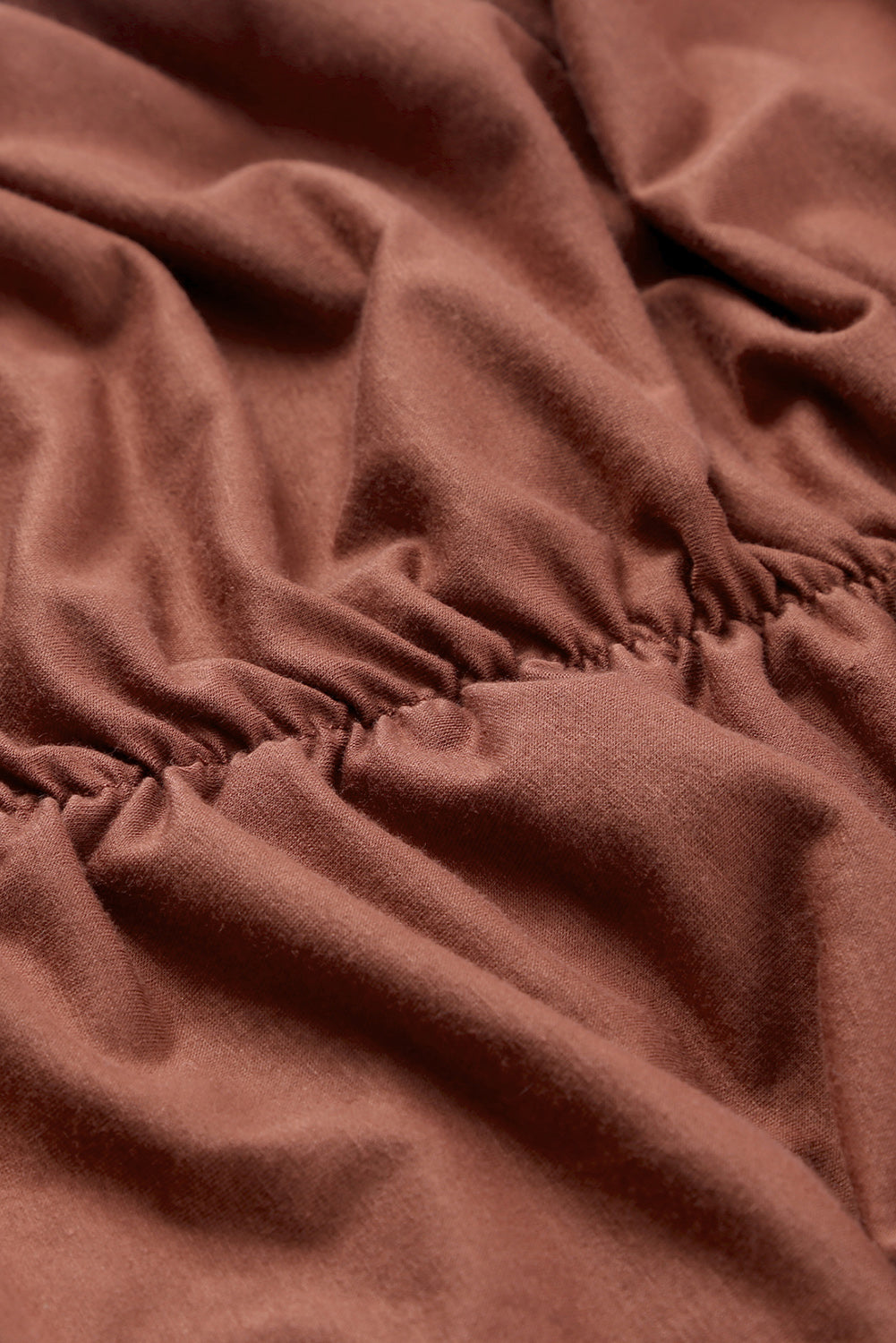 Robe moulante plissée sans manches marron