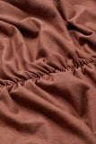 Robe moulante plissée sans manches marron