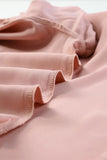 Blouse en satin rose torsadée à col haut et manches bouffantes