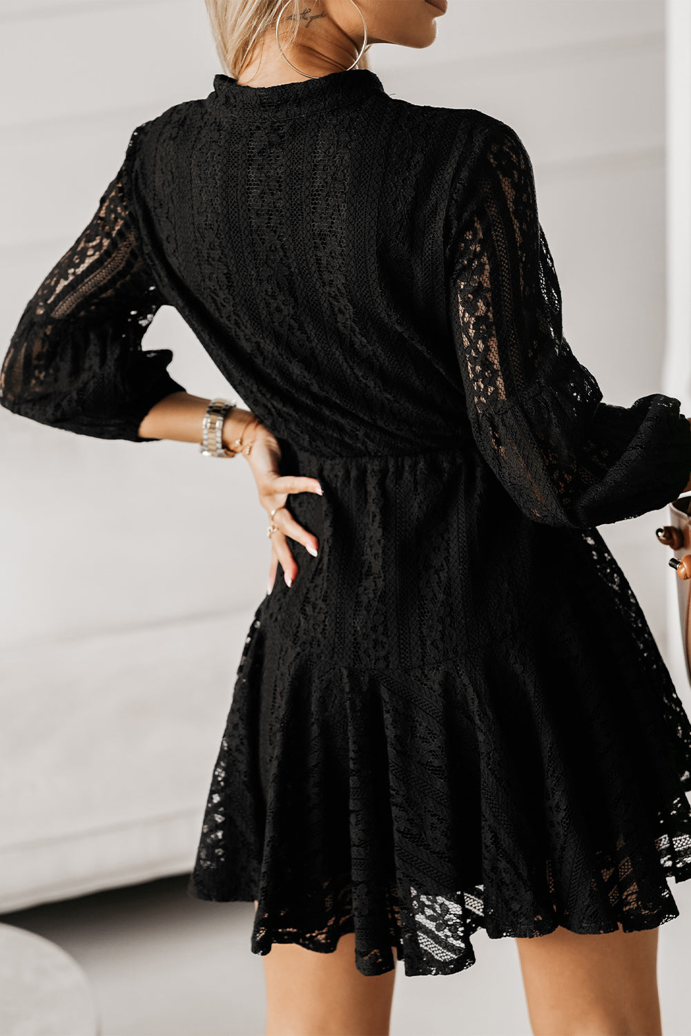 Mini-robe noire en dentelle au crochet avec cordon de serrage taille haute et col en V