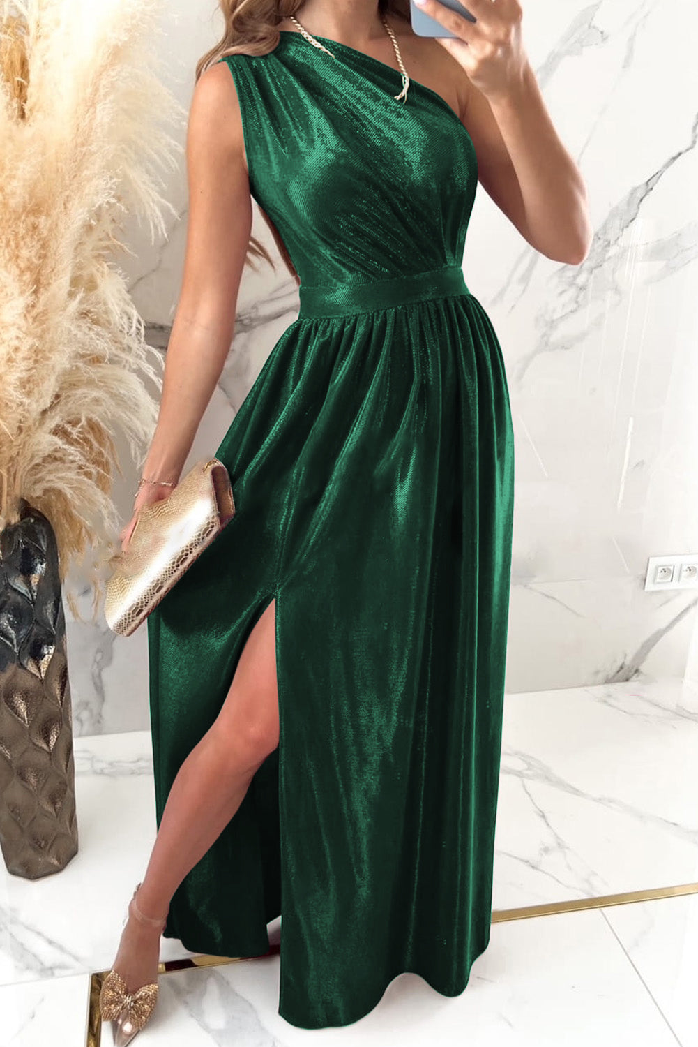 Robe longue fendue noire en velours brillant à une épaule