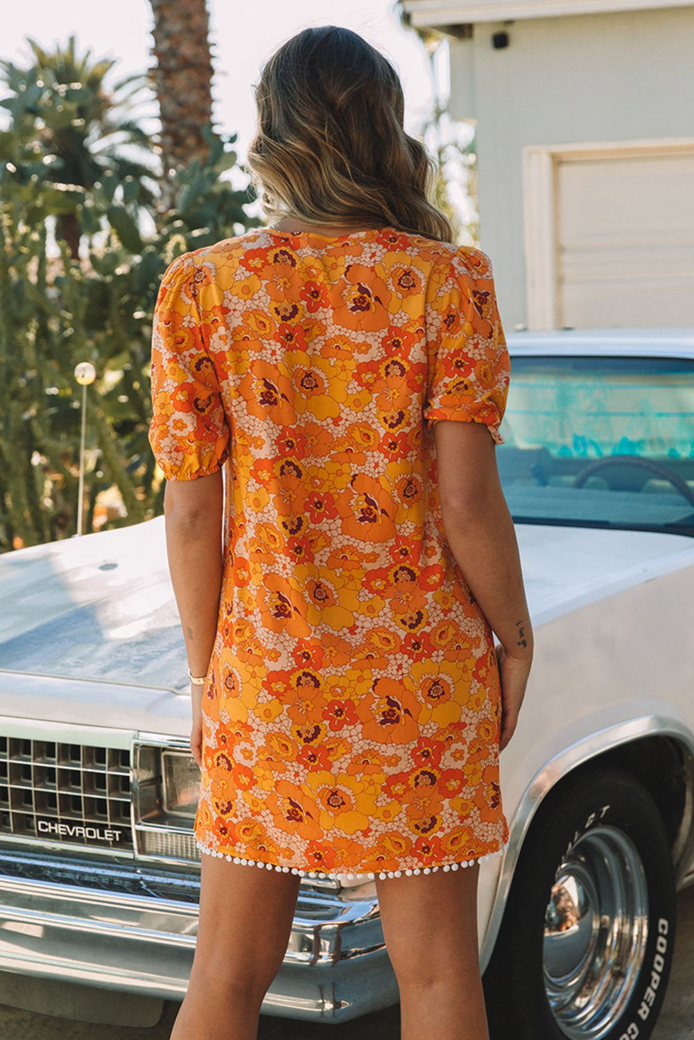 Robe florale jaune à manches bouffantes avec bordure à pompons