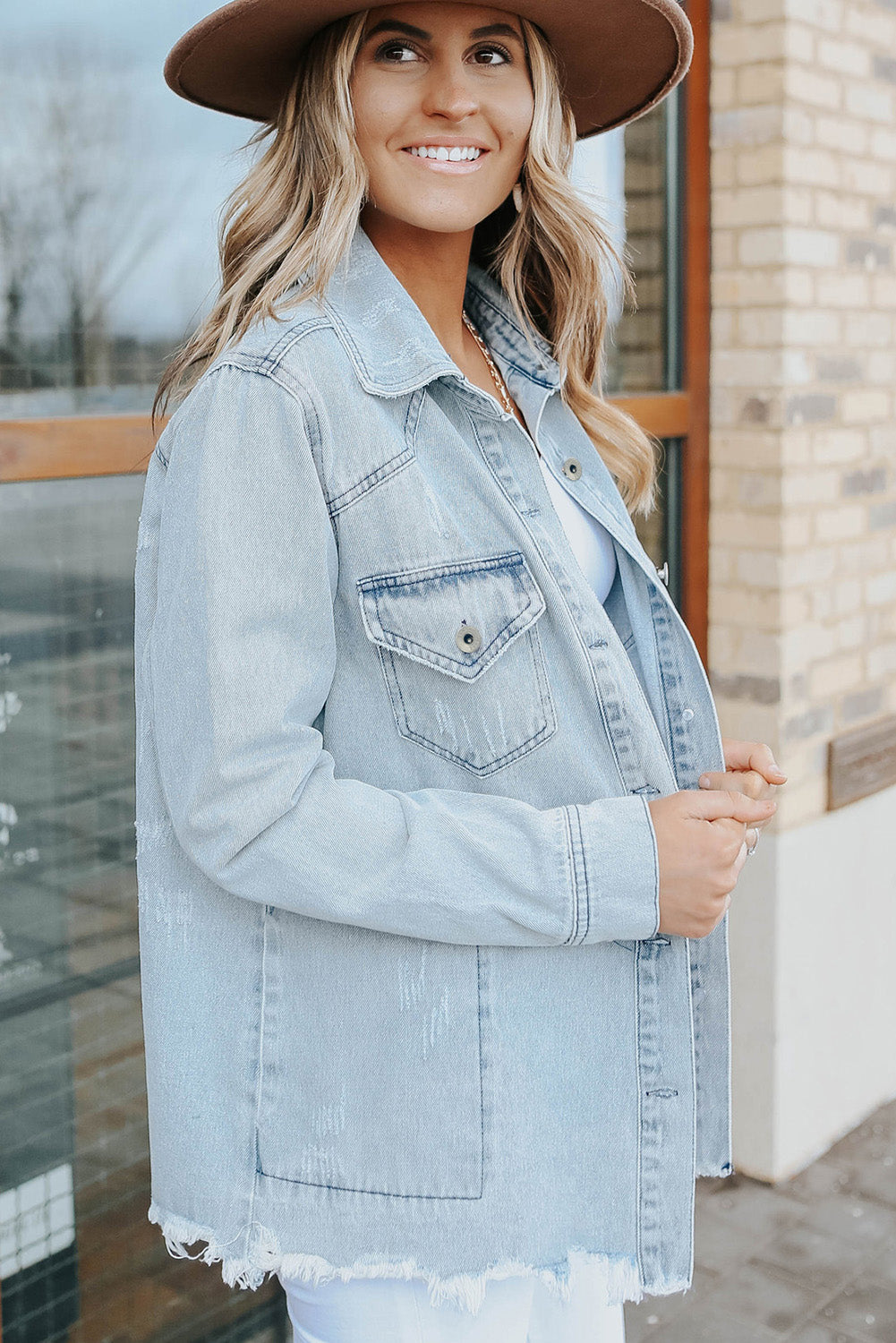 Veste en jean bleu ciel avec poche à rabat et ourlet brut boutonné