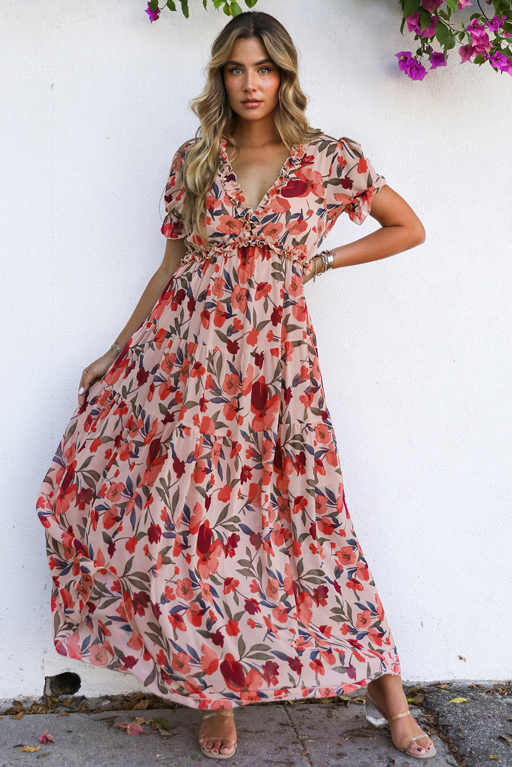 Robe longue à imprimé floral et volants à col en V et manches courtes rouge