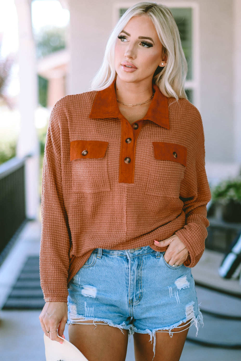 Haut à manches longues marron en tricot gaufré avec boutons et bordure contrastée