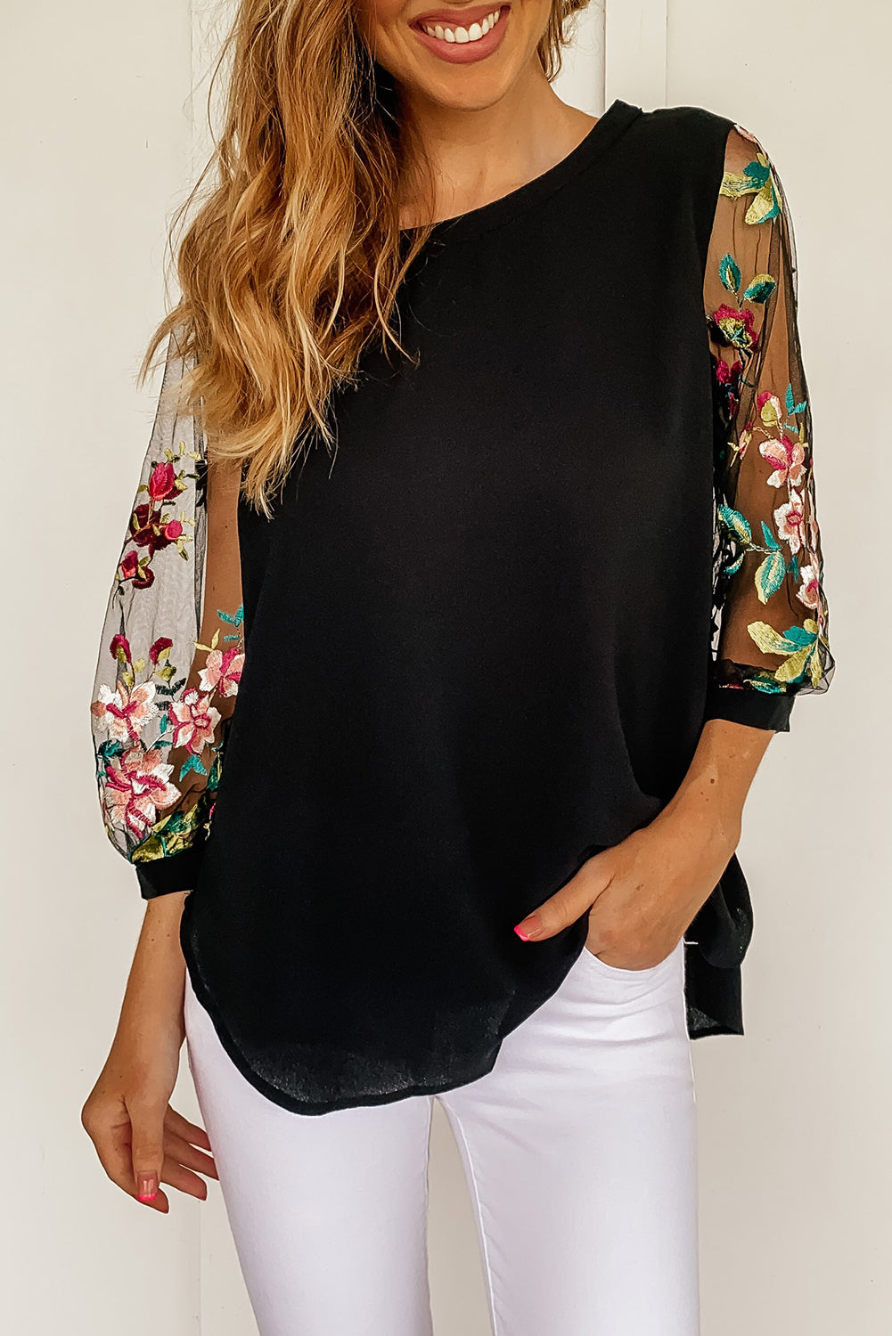 Blouse noire à manches brodées de fleurs