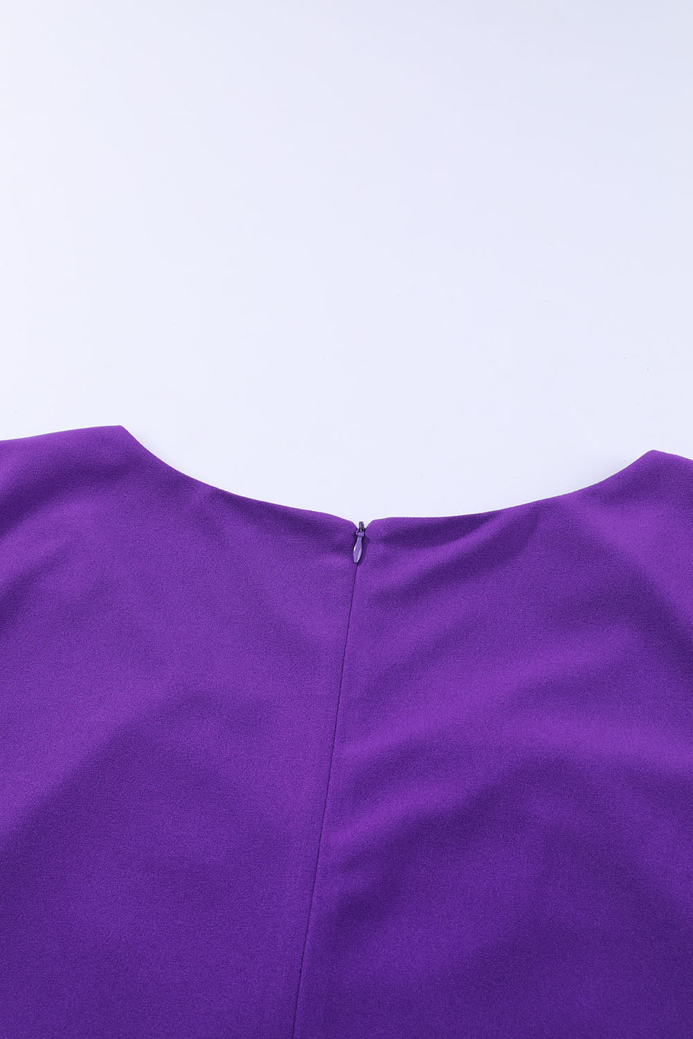 Robe longue ajustée et évasée plissée à col en V de grande taille violet