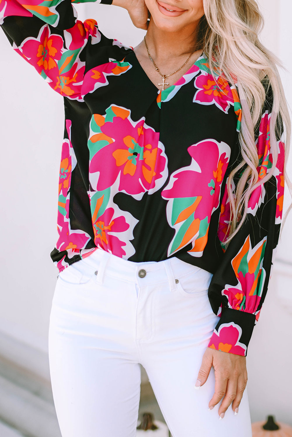 Blouse noire à manches bouffantes et imprimé floral