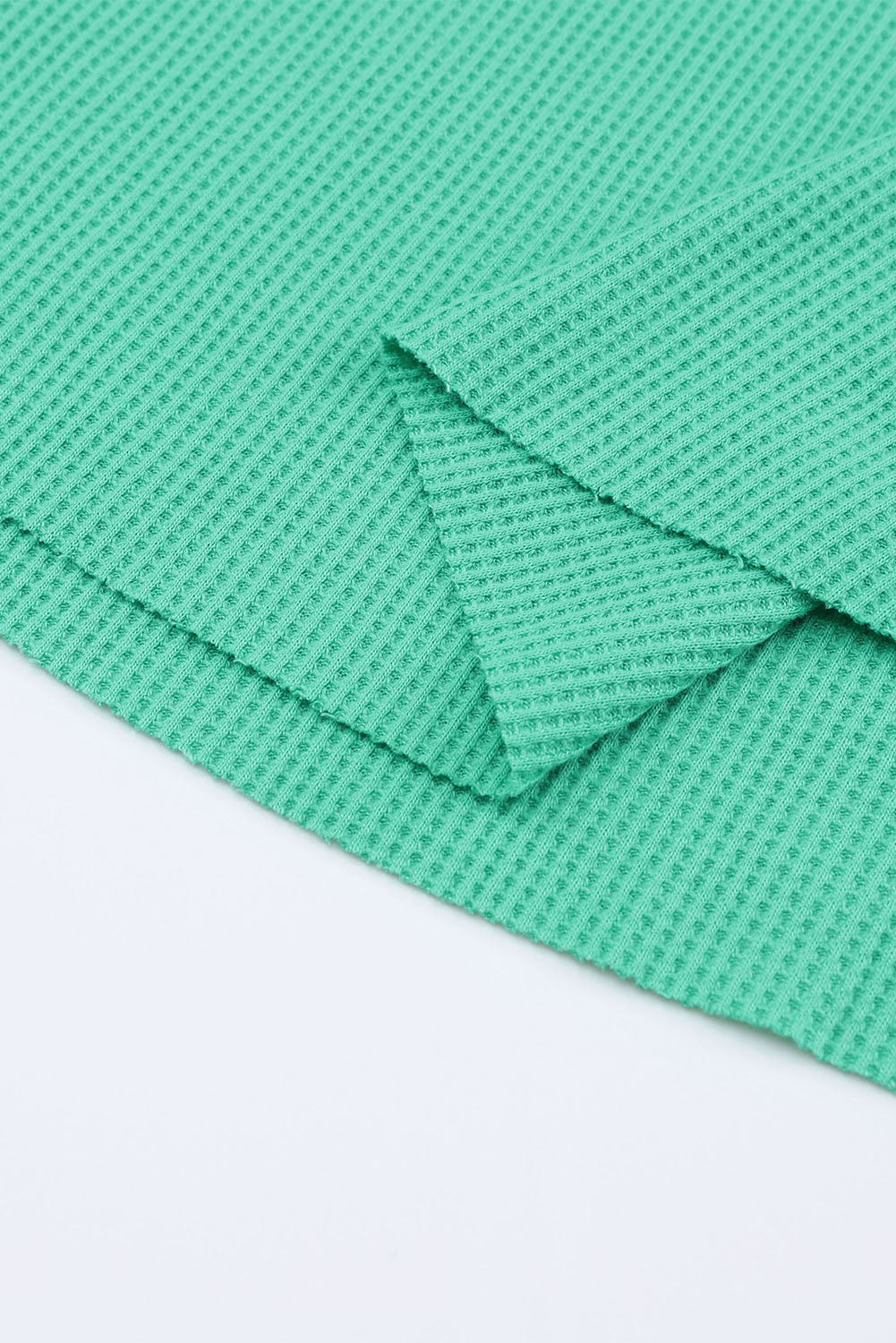 Haut Henley en tricot gaufré vert à encolure bordée