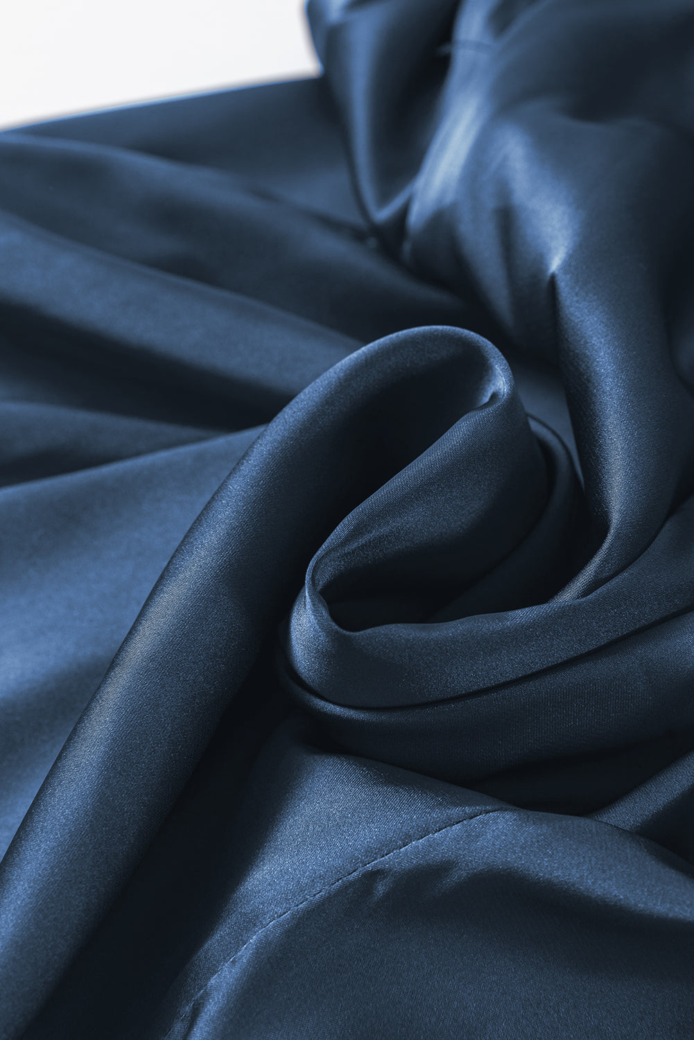 Robe mi-longue bleue en satin froncé sans manches avec fente latérale