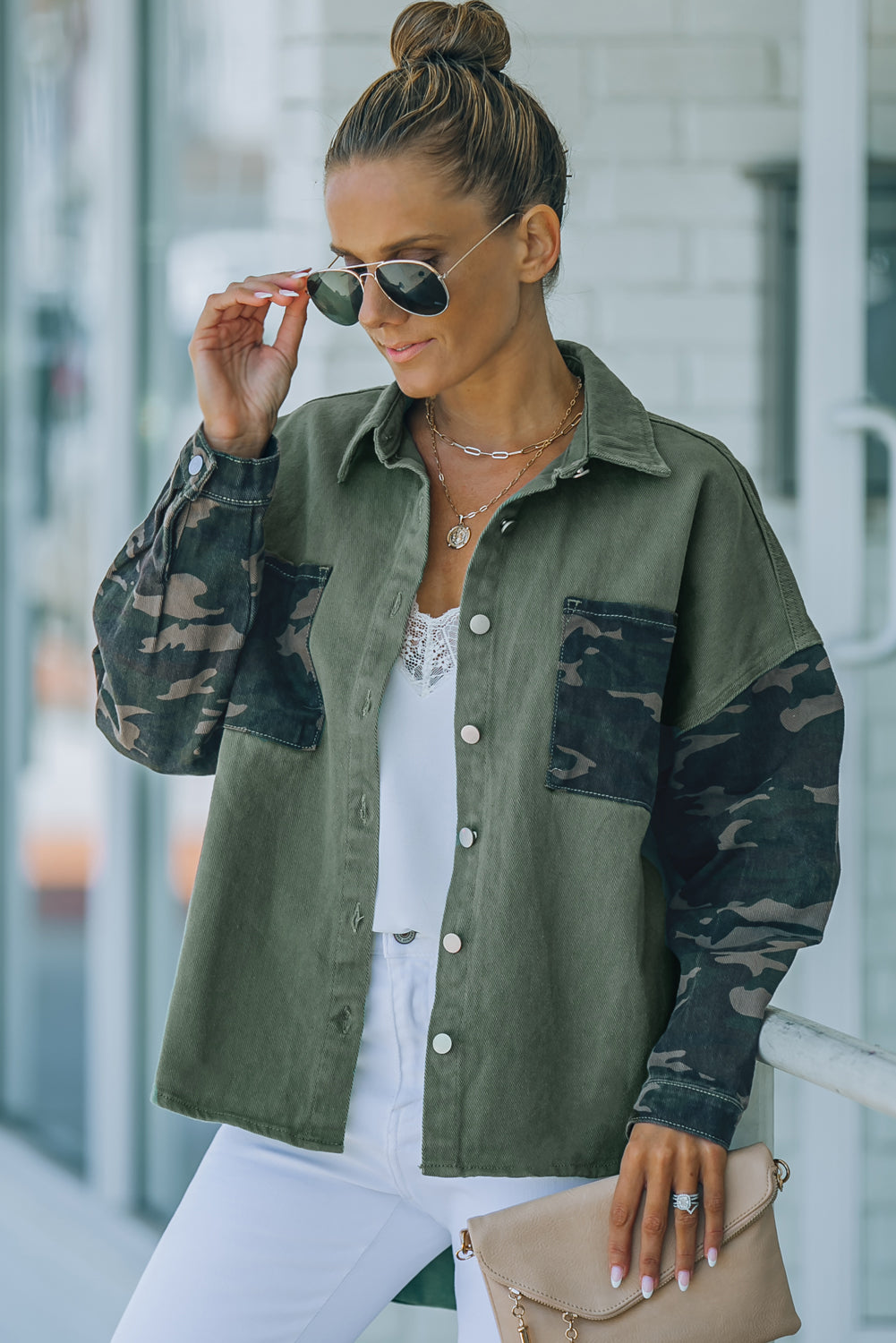 Veste boutonnée verte à imprimé camouflage et patchwork