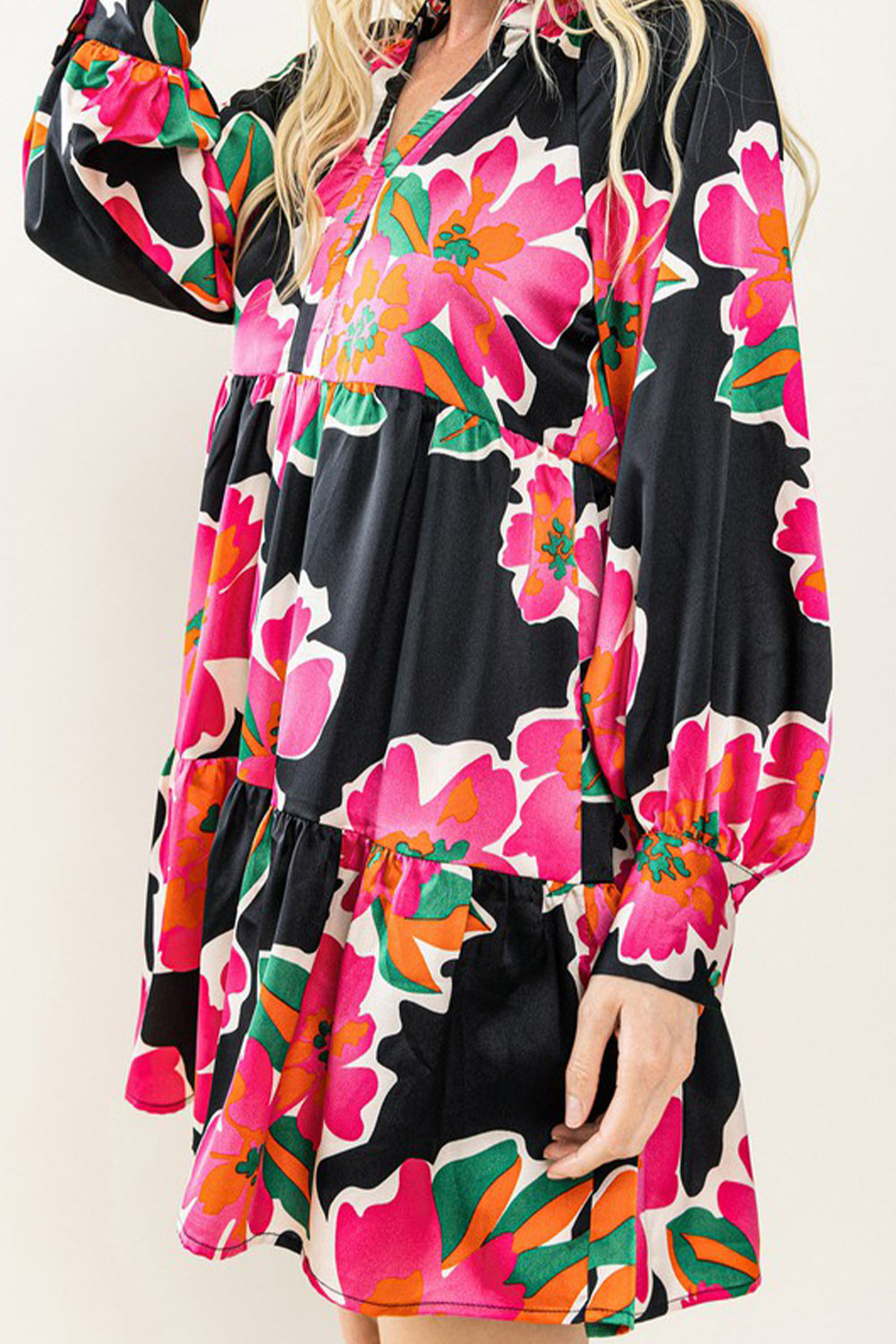 Blouse noire à manches bouffantes et imprimé floral