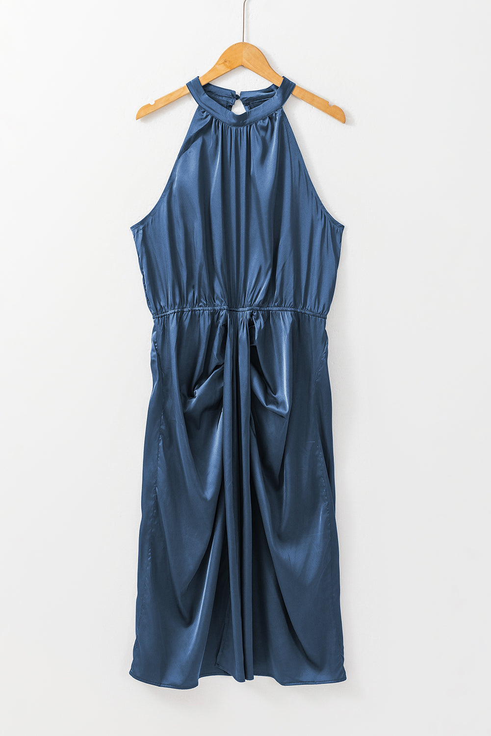 Robe mi-longue bleue en satin froncé sans manches avec fente latérale