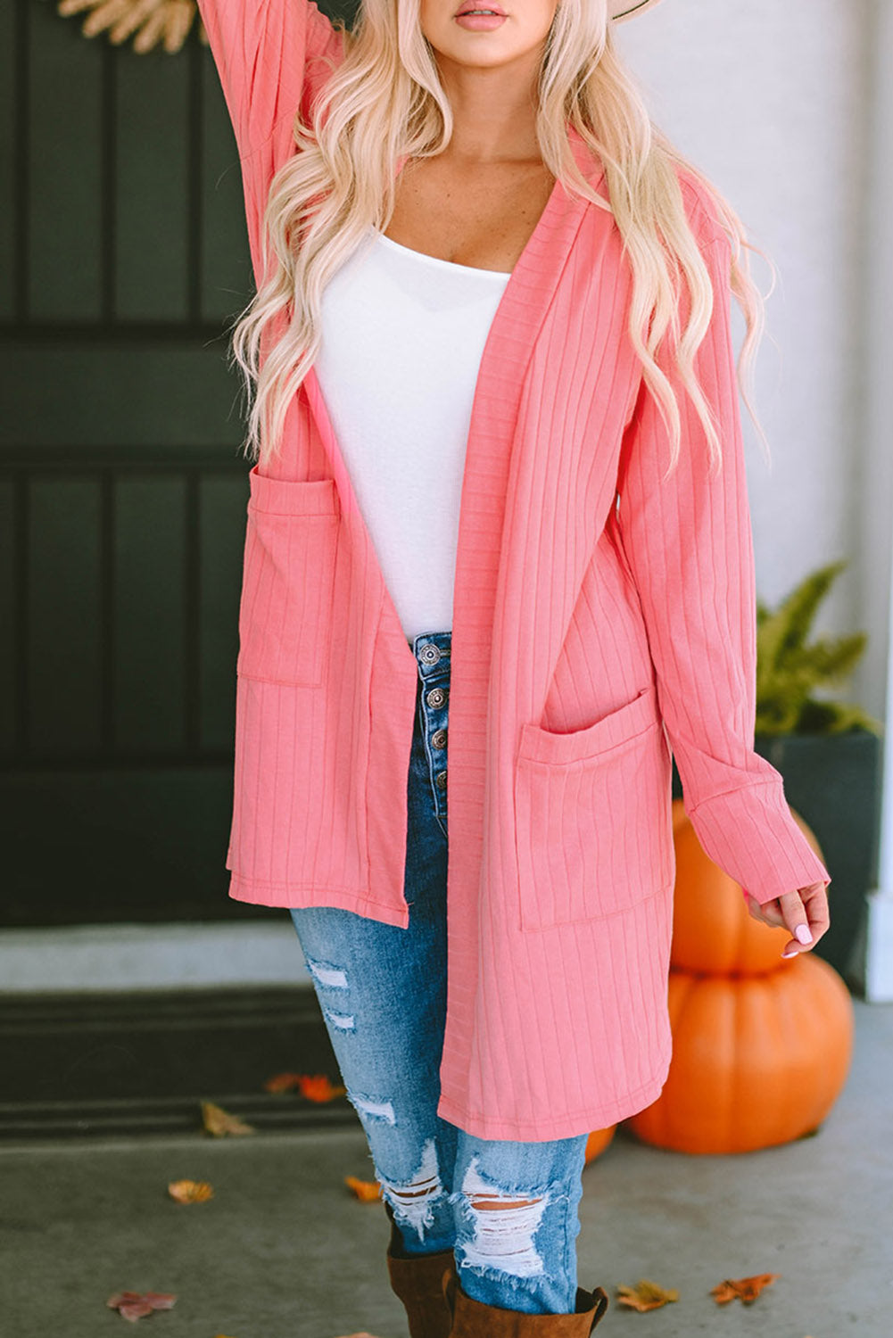 Cardigan en tricot rose ouvert avec poches sur le devant