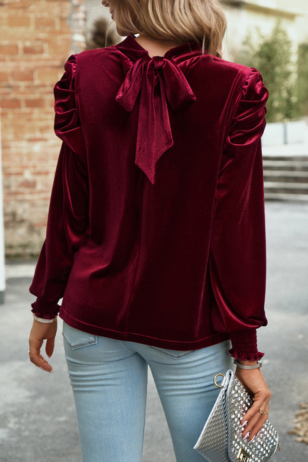 Blouse en velours rouge à col montant et manches bouffantes