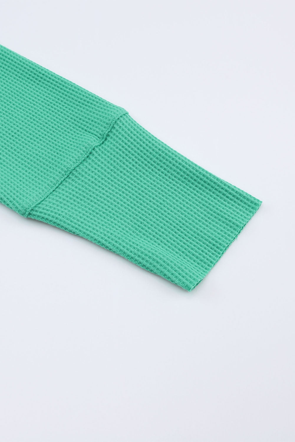 Haut Henley en tricot gaufré vert à encolure bordée