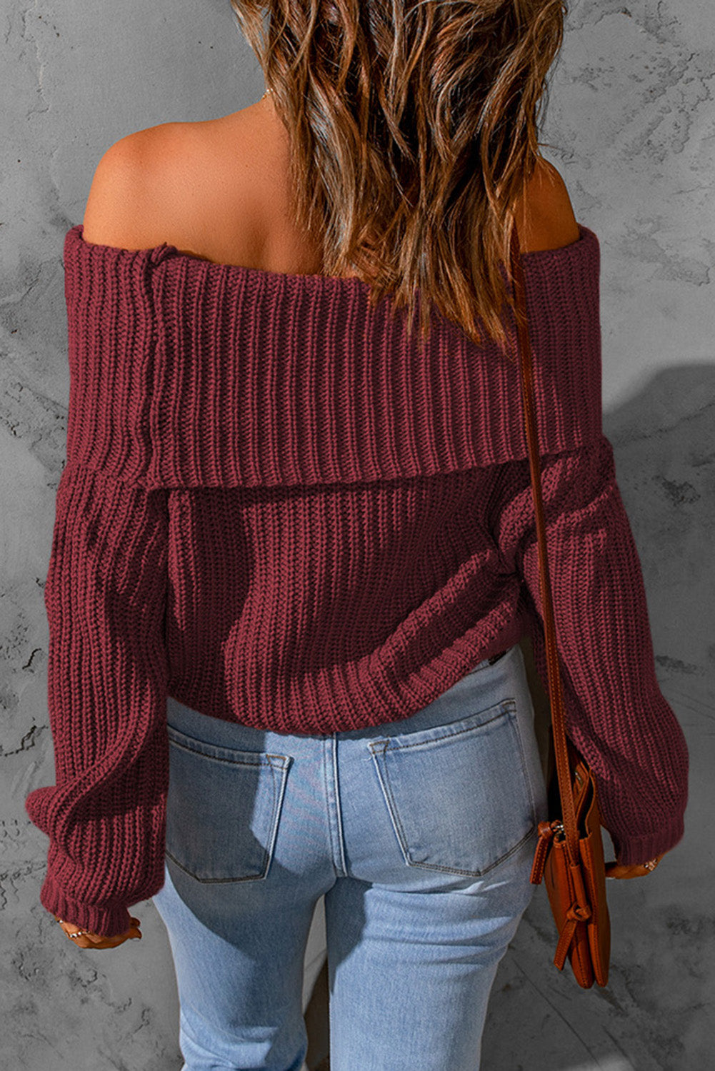 Pull marron en tricot côtelé à épaules dénudées 