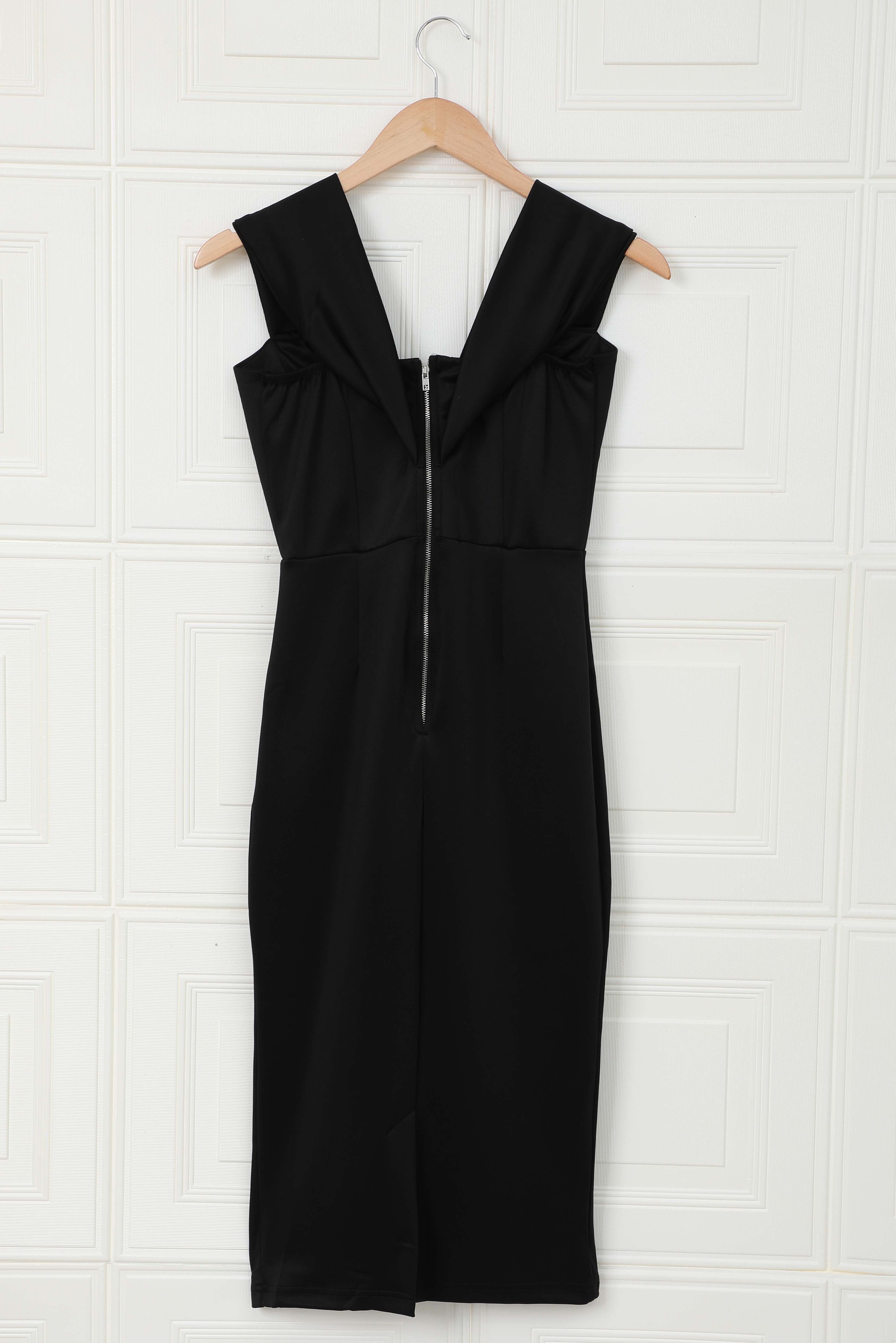 Robe midi noire à épaules dénudées