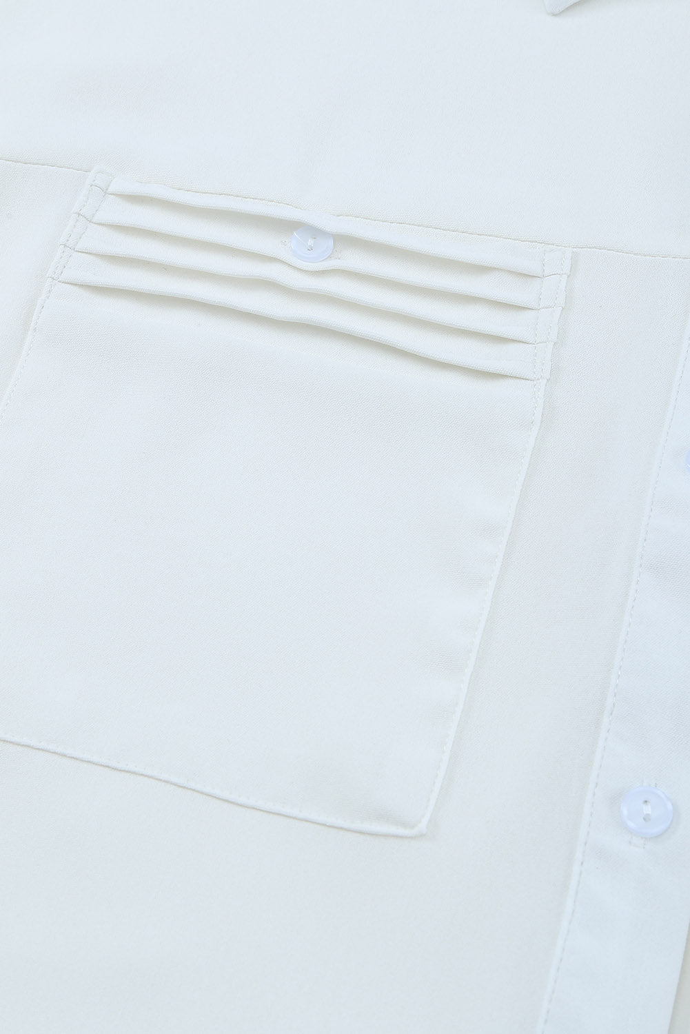 Chemise boutonnée blanche à manches longues et poche unie