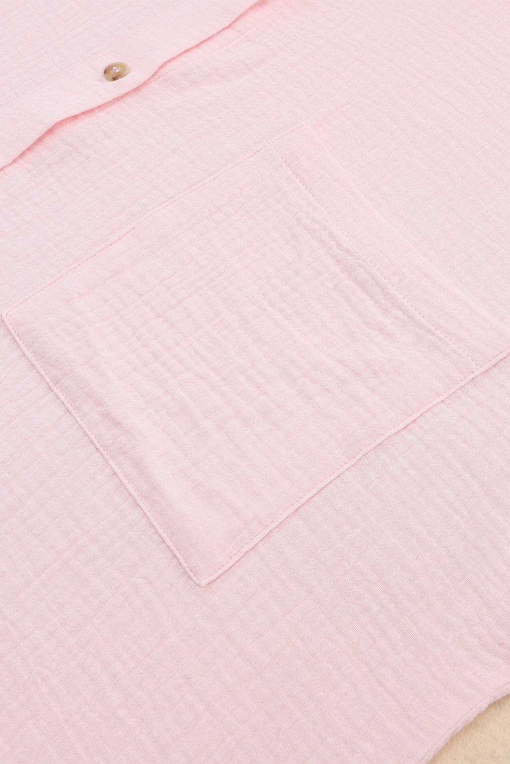 Chemise rose à manches retroussées et texture froissée