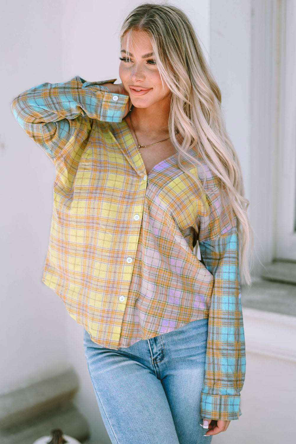 Chemise jaune boutonnée à manches longues et col en V à carreaux mélangés