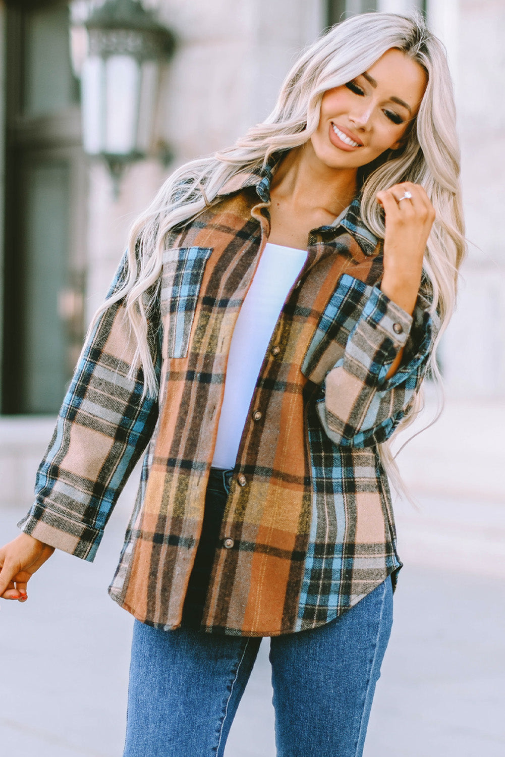 Chemise boutonnée à carreaux marron avec poches