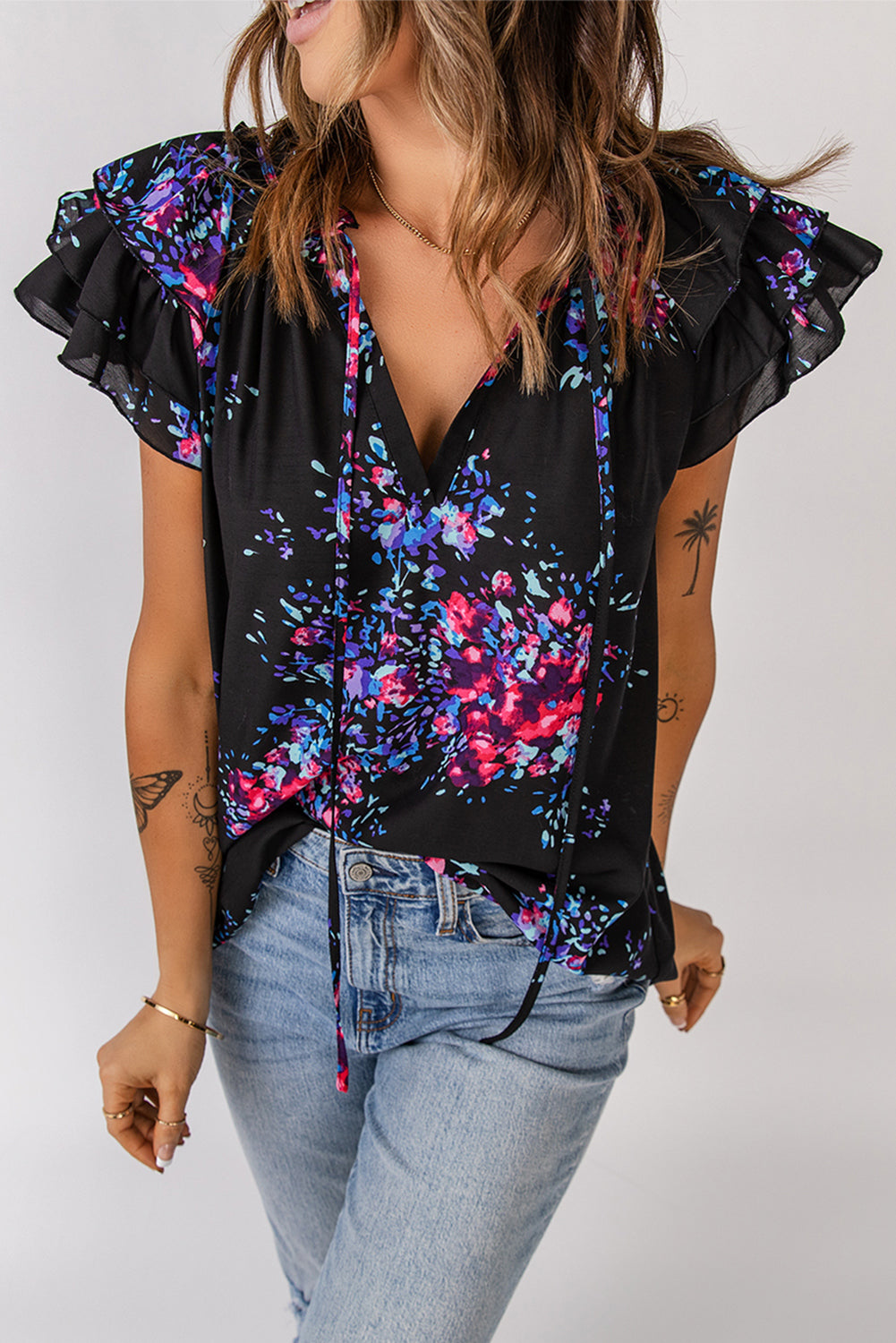 Blouse noire à imprimé tie-dye et manches papillon fendues à col en V