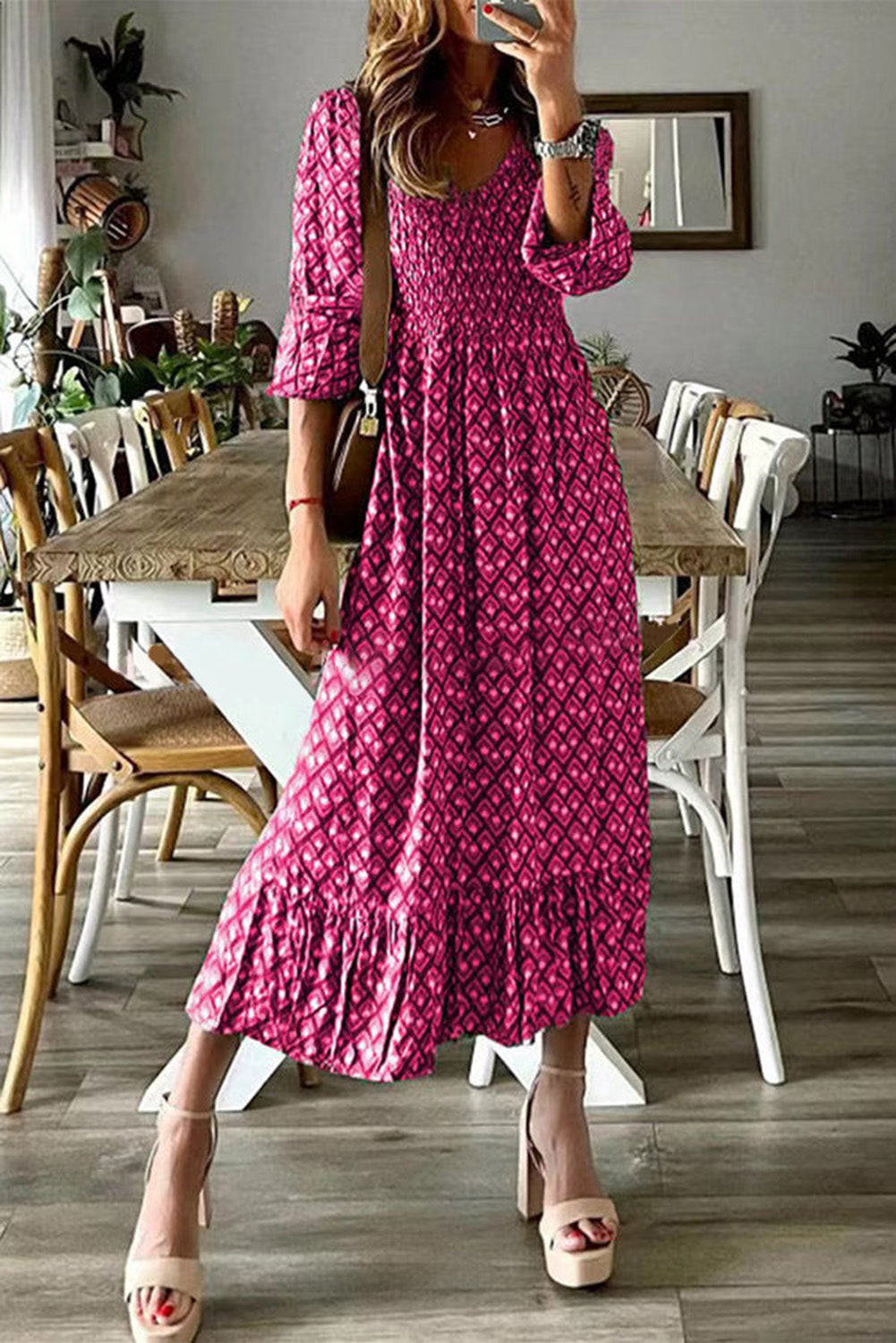 Robe longue taille haute froncée à imprimé géométrique et col en V